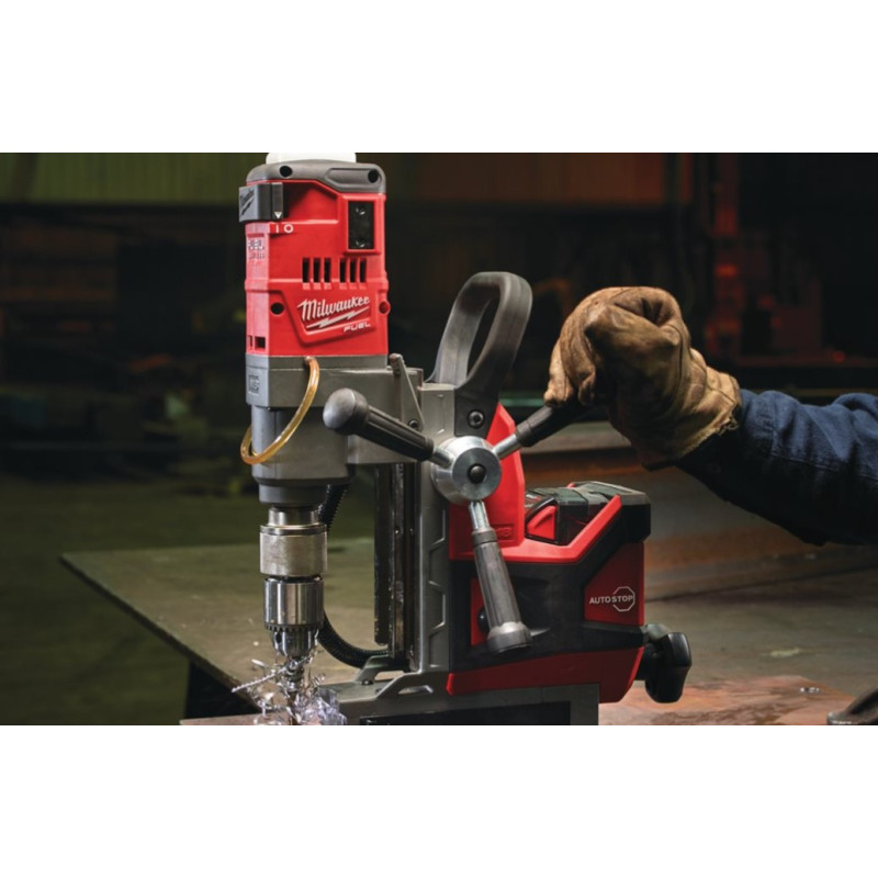 Дриль на магнітній станині безщітковий акумуляторний MILWAUKEE, M18 FMDP-502C (зарядний пристрій М12-18 FC, 2 акумулятори М18 В5