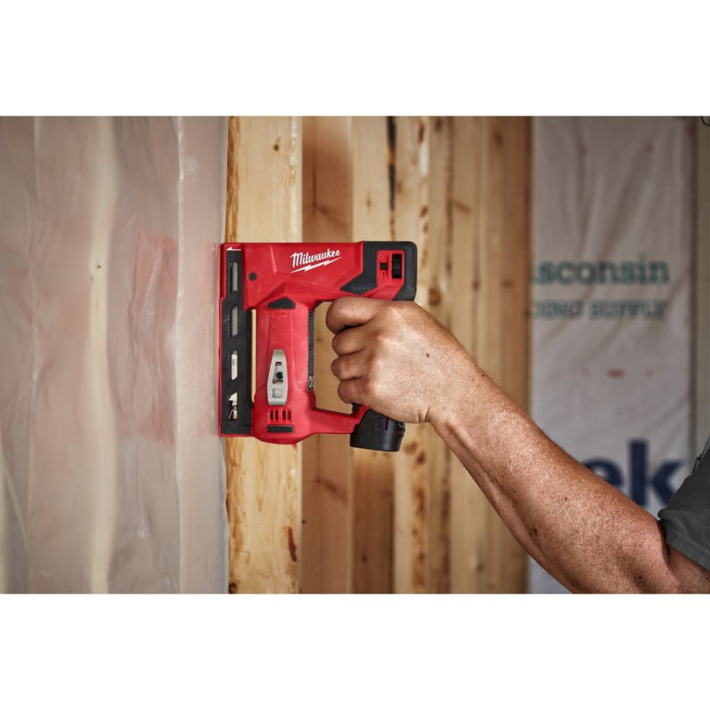 Степлер акумуляторний MILWAUKEE, M12 BST-202X (зарядний пристрій С12 С, 2 акумулятори М12 В2 2Аг, кліпса для ременя, HDкейс)