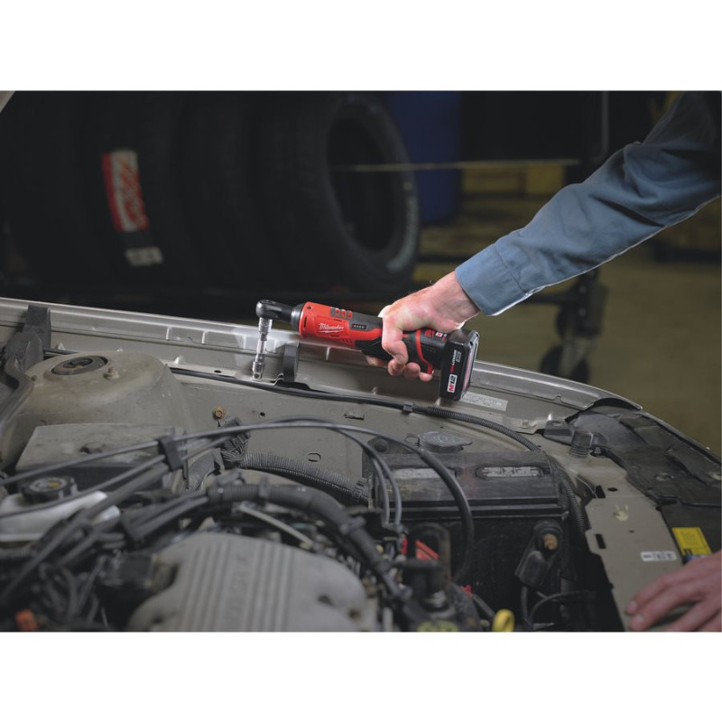 Гайкокрут кутовий акумуляторний 1/4" MILWAUKEE, M12 IR-201B, 40Нм (+ заряд.пристрій, 1 акум.Х 2Аг, сумка для інструментів)