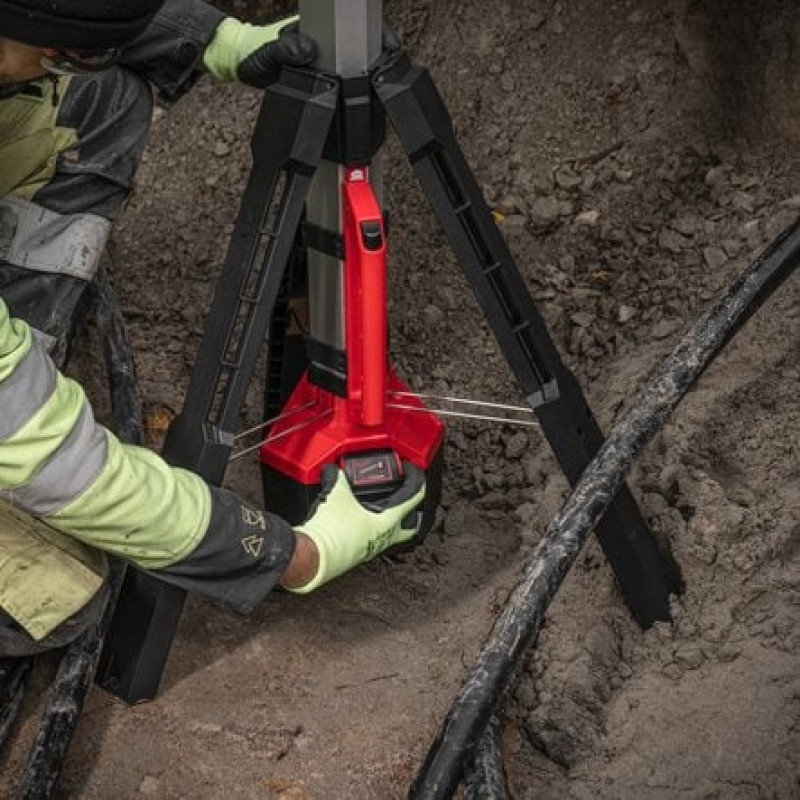 Щогла освітлення акумуляторна MILWAUKEE, M18 SAL2-502B, 2800Лм (зарядний пристрій М12-18 FC, 2 акумулятори М18 В5 5Аг, сумка)