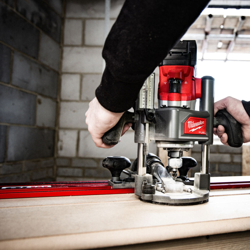 Фрезер акумулятрний кромкувальний MILWAUKEE, M18 FR12KIT-0P (цанги 8мм і 12мм, бічний упор, опорна плита, гайковий ключ, труба д
