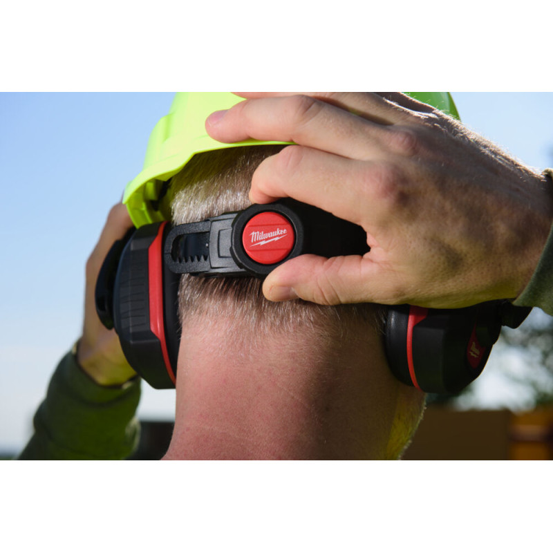 Каска захисна BOLT100 MILWAUKEE, не вентильована, синя