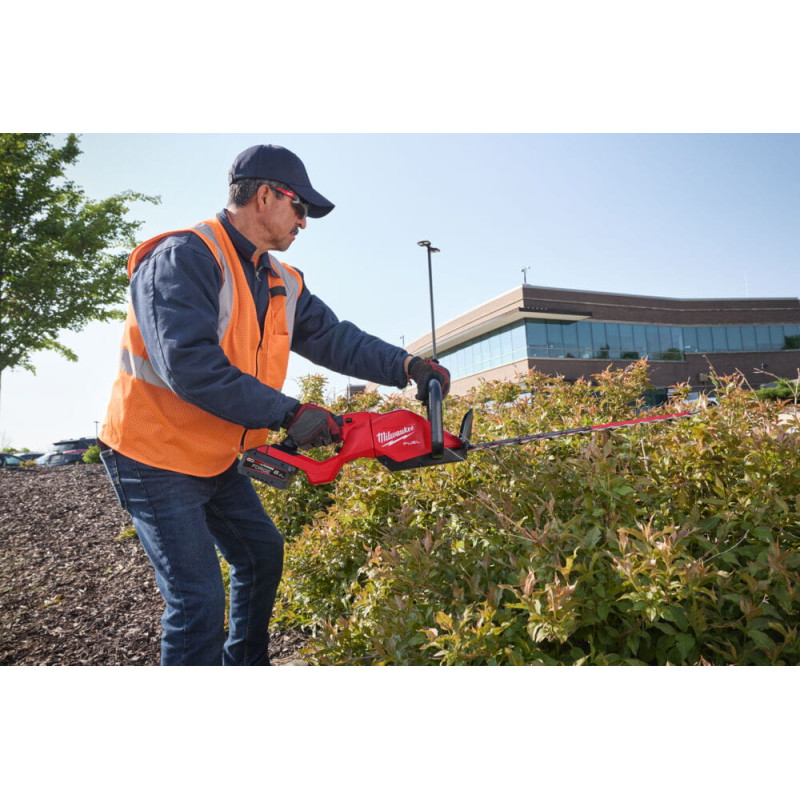 Кущоріз акумуляторний безщітковий MILWAUKEE, M18 FHET60G2-802, лезо 60см (зарядний пристрій M12-18 FC, 2 акумулятори М18 FВ8 8Аг